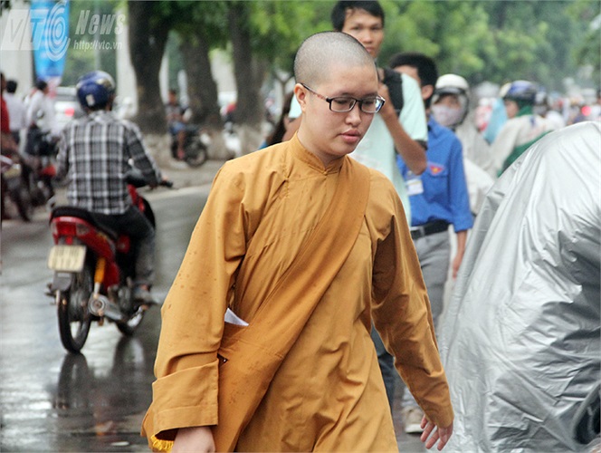 Sĩ tử đặc biệt này tên thật là Bùi Thị Thêu (SN 1994). Ni cô cho biết mình đang tu tập tại chùa Quán Tình (Long Biên, Hà Nội). Ni cô dự thi vào khoa Sư phạm Sử của trường ĐH Khoa học Xã hội nhân văn