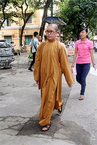 Ni cô xuất gia từ năm lớp 9, trong suốt mấy năm cấp 3, Thích Liên Huyền vẫn học cùng bạn bè đồng trang lứa ở trường THPT Lê Văn Thiêm (Long Biên).