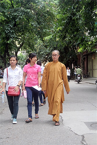 Ni cô nhanh chóng rời trường thi khi kết thúc các môn thi đại học với tâm trạng thoải mái