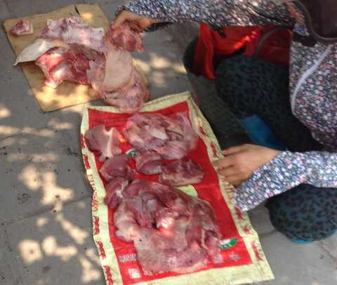 thịt bẩn chân cầu Thăng Long