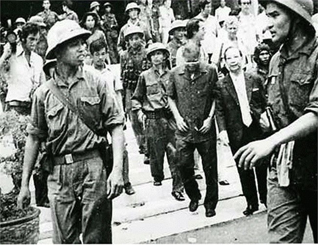 Tổng thống Dương Văn Minh ra đầu hàng.