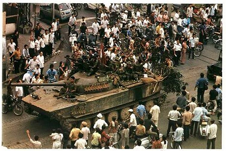 Đoàn xe của Quân giải phóng diễu hành trên đường phố Sài Gòn trong niềm vui mừng của người dân