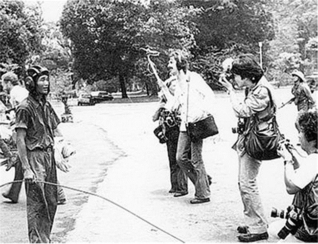 Nhà báo tác nghiệp trong ngày 30/4 lịch sử.