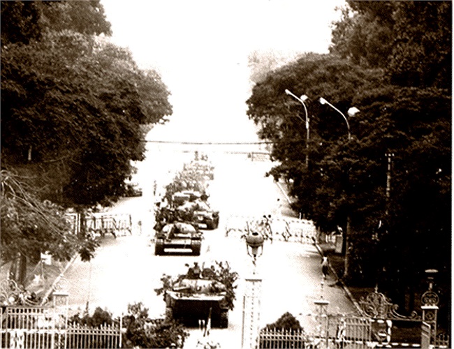 Đoàn xe tăng phía sau tiến về cổng dinh.