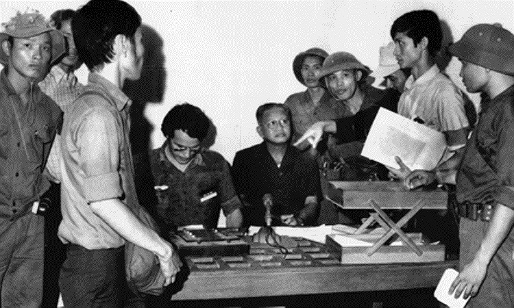 Tổng thống Dương Văn Minh ký quyết định đầu hàng tại Đài phát thanh sáng 30/4/1975