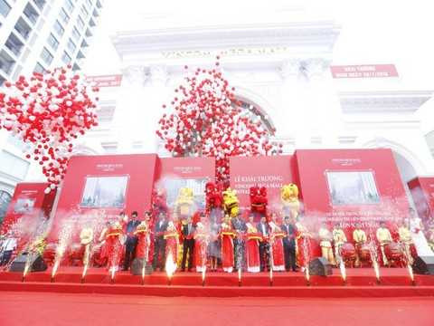 Tưng bừng khai trương Vincom Mega Mall Royal City