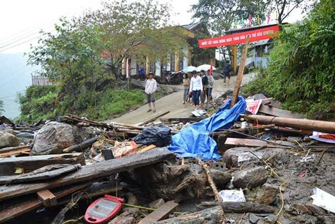 Bà Bùi Thị Hương, Phòng <a href='https://vtcnews.vn/giao-duc.538.0.html' >giáo dục</a> - đào tạo huyện Sa Pa, cho biết hiện năm người phải nằm viện điều trị có bốn người là giáo viên Trường phổ thông dân tộc bán trú THCS Bản Khoang (trong đó có hai thầy cô là phó hiệu trưởng của trường: cô Nguyễn Thị Hằng và thầy Đoàn Quang Trung). Người thứ năm, cô Đào Thị Thúy, là cán bộ xã, cũng chính là vợ của thầy Hà Thanh Sơn đang dạy tại trường.