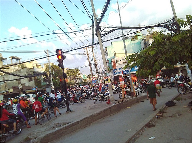 Đến khoảng 4h30 chiều một số nơi có điện trở lại khiến tình hình giao thông tại ngã tư bớt căng thẳng hơn. Hình chụp tại ngã tư Đặng Nguyên Cẩn - Tân Hòa Đông (quận 6).
