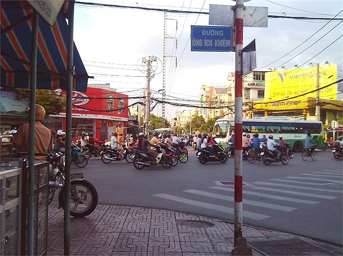 CSGT quận 11 đang làm nhiệm vụ ngã tư Ông Ích Khiêm - Bình Thới.