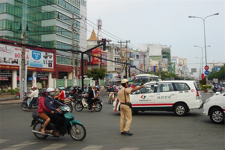 CSGT Đội Tân Sơn Nhất điều tiết giao thông tại ngã 3 Cộng Hòa - Út tịch (gần cầu vượt Lăng Cha Cả, quận Tân Bình).