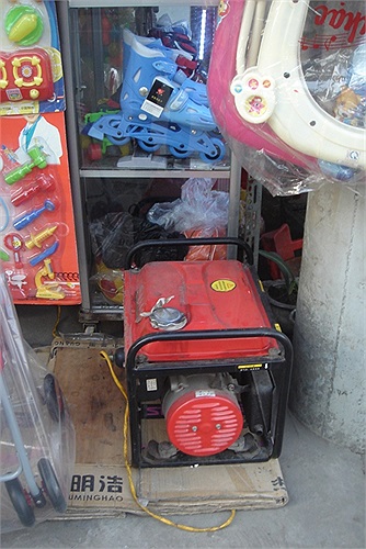 Cúp điện nên người dân dùng máy phát điện để đảm bảo hoạt động sản xuất kinh doanh 