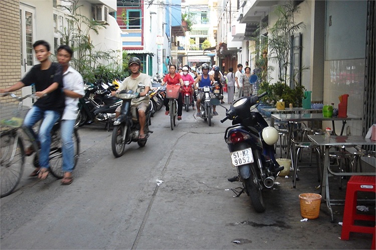 Do kẹt xe tại các giao lộ, đường lớn nên người dân đổ xô chạy vào các hẻm nhỏ để thoát ra ngoài.