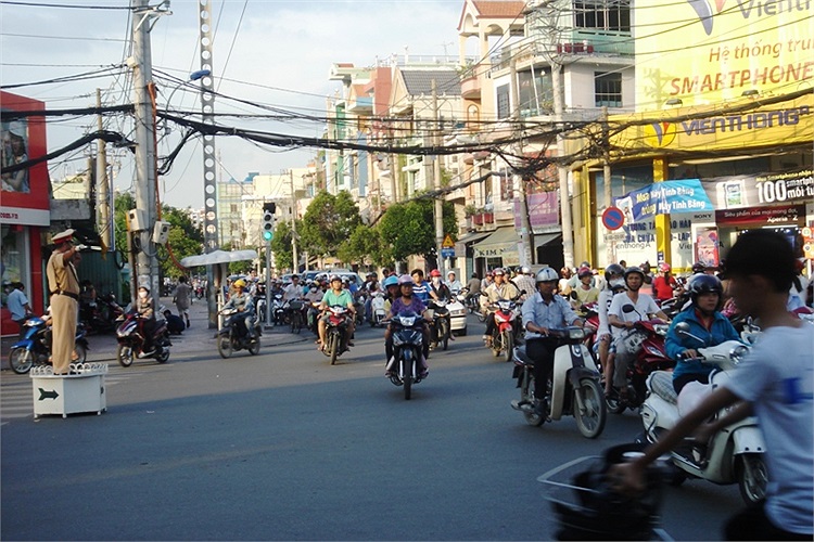 CSGT CA quận 11 đứng trên bục điều hòa giao thông tại ngã tư Ông Ích Khiêm - Bình Thới (quận 11)