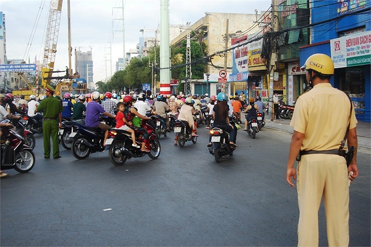 CSGT Đội Phú Lâm, cảnh sát trật tự và nhân viên công ích điều tiết lưu thông tại vòng xoay Cây Gõ 