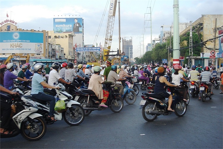 Dòng người và xe đông đúc tại vòng xoay Cây Gõ (quận 6)