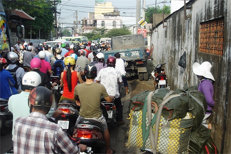 Kẹt xe tại ngã tư Lạc Long Quân - Lũy Bán Bích (quận 11 - quận Tân Phú)