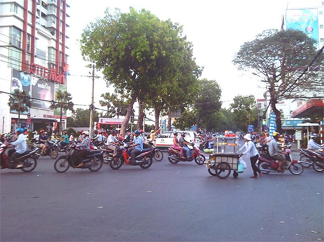 Lực lượng CSGT ra giữa đường điều tiết lưu thông.