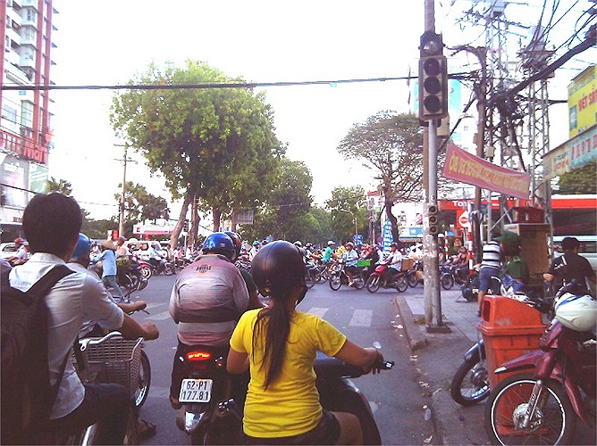 Tại tuyến đường chính đèn tín hiệu không hoạt động gây khó khăn trong giao thông.