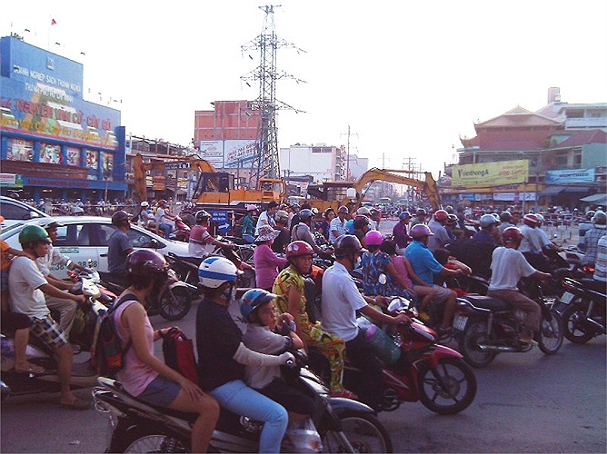 Ùn tắc tại vòng xoay Cây Gõ do công trình đang xây dựng cầu vượt