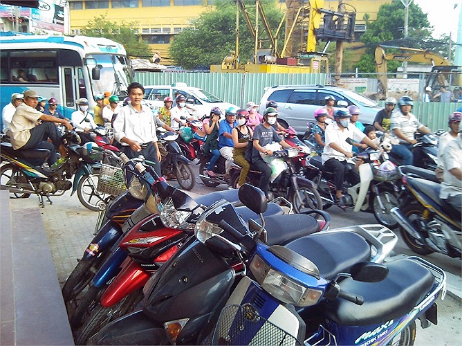 Xe máy để trên vỉa hè khu vực vòng xoay Cây gõ góp phần cản trở lưu thông