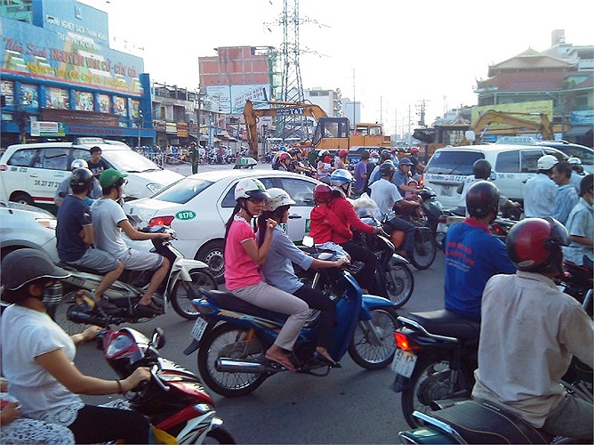 Tại vòng xoay Cây Gõ do công trình đang xây dựng cầu vượt