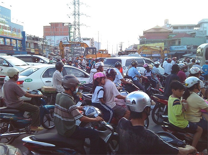 Ùn tắc, kẹt xe nghiêm trọng tại vòng xoay Cây Gõ do công trình đang xây dựng cầu vượt