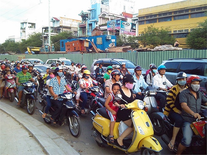 Kẹt xe tại đường Hồng Bàng, quận 11.