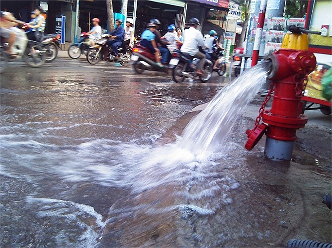 Do điện cúp máy bơm không lên nước khiến cặn bẩn giữ lại nên nhân viên cấp thoát nước SAWACO đến xả nước tại các trụ bơm nhằm đảm bảo nước sạch. Hình ảnh ghi nhận tại đường Mã Lò (quận Bình Tân).