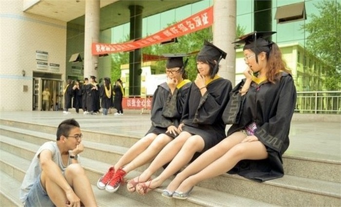 Một nam sinh trông say mê trước 3 đôi chân của các bạn nữ.