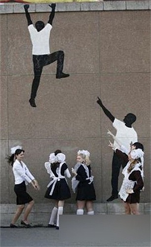 Các nữ sinh Nga tạo dáng bên hình vẽ trước cổng trường.