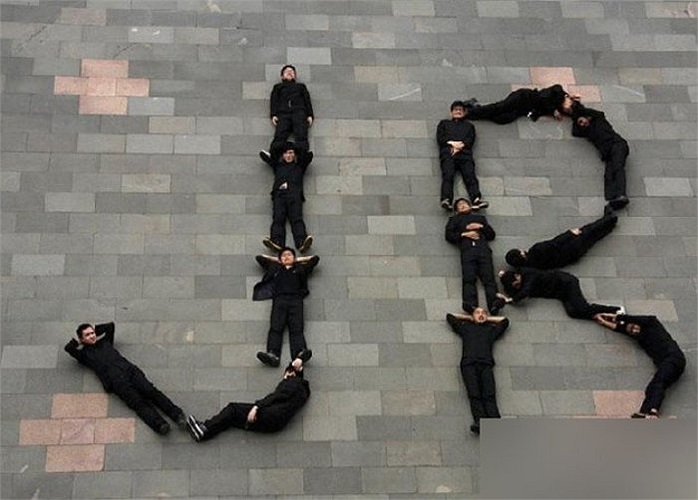 12 nam sinh tạo chữ viết tắt của trường.