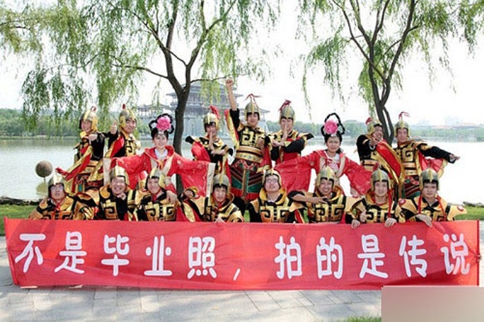 Sinh viên Trung Quốc diện quân giáp oai vệ.