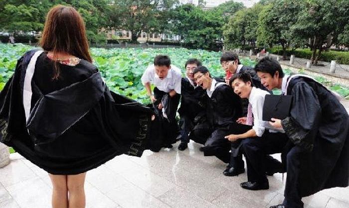 6 nam sinh 'trầm trồ' trước thân thể tuyệt đẹp của 1 nữ sinh.