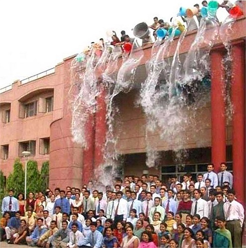 Đổ nước xuống đầu thầy cô giáo.