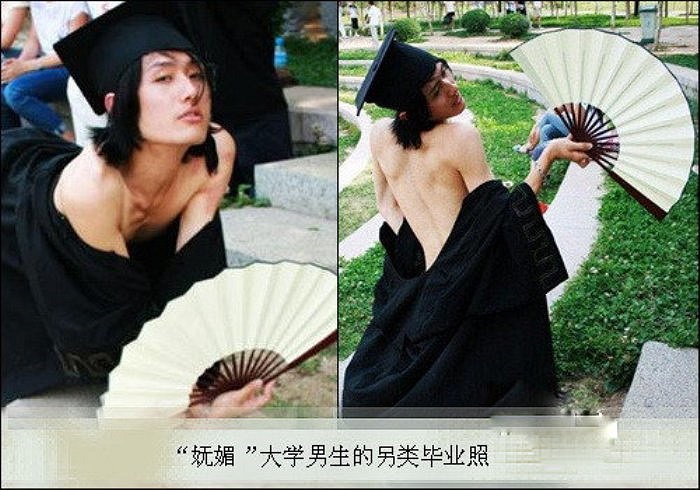 Một nam sinh giả gái với khuôn mặt khêu gợi.