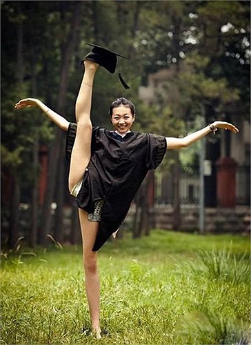 Nữ sinh lấy chân đội mũ thay đầu.