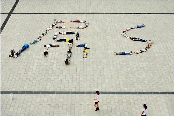 Các sinh viên nằm ra sân trường tạo chữ.