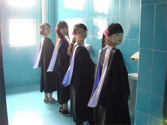 4 cô gái đột nhập vào nhà vệ sinh nam.