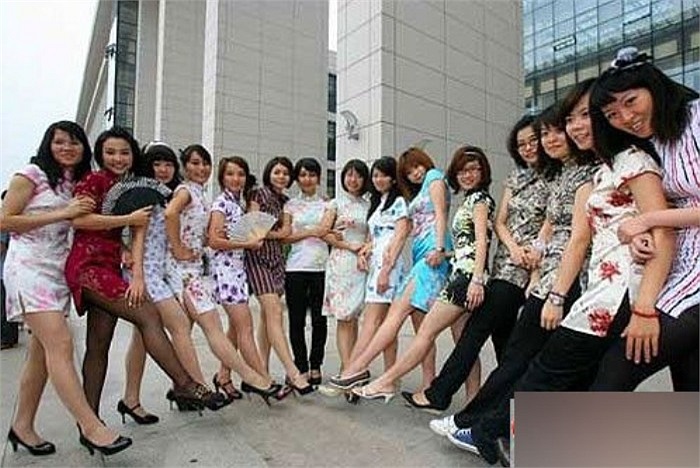 Xem chân ai dài hơn nào.