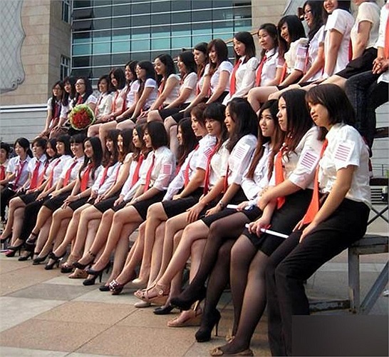 Các cô gái của một trường nữ sinh tại Trung Quốc khoe chân dài trong bức ảnh tổng kết