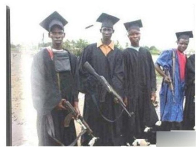 4 thanh niên châu Phi tạo dáng với súng AK trong ngày tốt nghiệp.