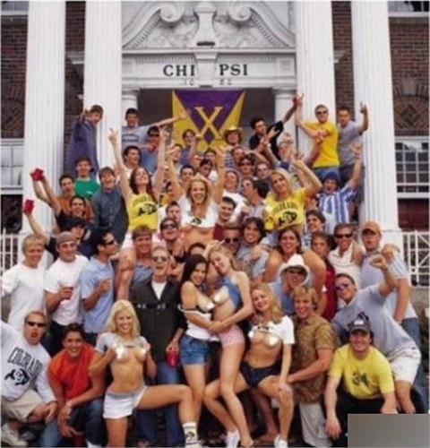 Những nữ sinh của một trường đại học tại Mỹ chơi tới bến trong ngày cuối cùng của năm học.