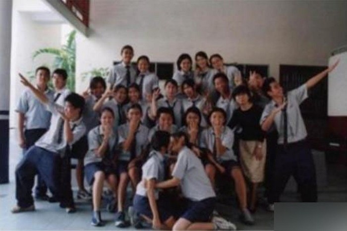 Hai nữ sinh hôn nhau trước ống kính.