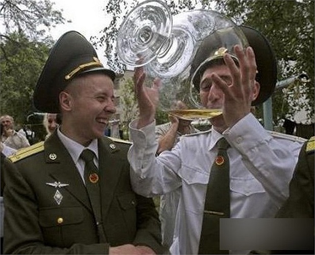 Một nam sinh tu hết cả ly bia to đùng. 