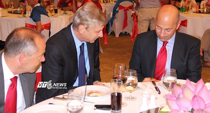 Chơi đàn này thế nào? HLV Arsene Wenger quay sang hỏi Giám đốc điều hành Ivan Gazidis