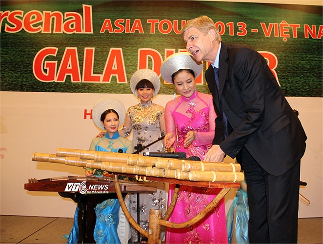 HLV Wenger nghe hướng dẫn trực tiếp bằng tiếng Pháp của PCT VFF Nguyễn Lân Trung