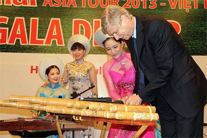 Lần này HLV Wenger làm chậm rãi hơn