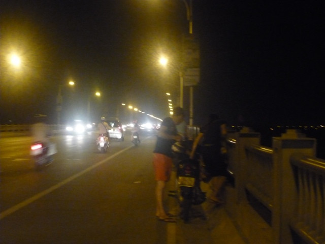 Nhiều bạn trẻ còn ngồi vắt vẻo trên thành cầu để chụp ảnh