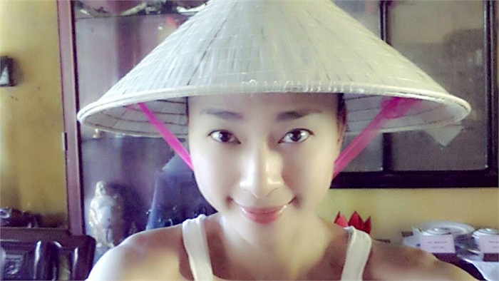 Ngô Thanh Vân và chiếc nón lá truyền thống.