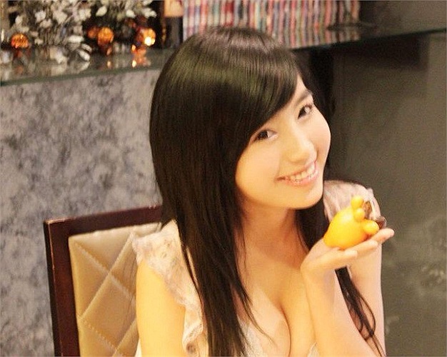 Elly Trần khoe vẻ gợi cảm mọi lúc, mọi nơi.